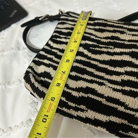 The SAK Shoulder Bag Purse Knitted Adjustable Straps Zip Top Cream Black - Picture 12 of 13